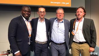 Asamoah, DW'nin internet spor yayınları sorumlusu Joscha Weber, UEFA yetkilisi Patrick Klaus Gasser ve Alman gazeteci Christoph Ruf