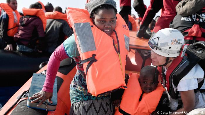 Mittelmeer | Flüchtlinge | Europa | Rettungsschif (Getty Images/AFP/L. Gouliamik)