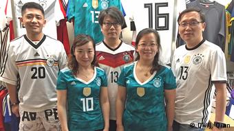 China DFB-Fans in Shanghai (DW/J. Qian)