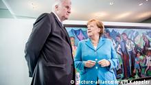 Berlin, Bundeskanzlerin Angela Merkel (CDU) spricht mit Horst Seehofer (CSU)