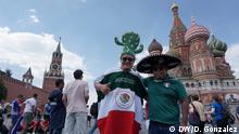 Russland Mexikanische Fußballfans auf dem Roten Platz in Moskau