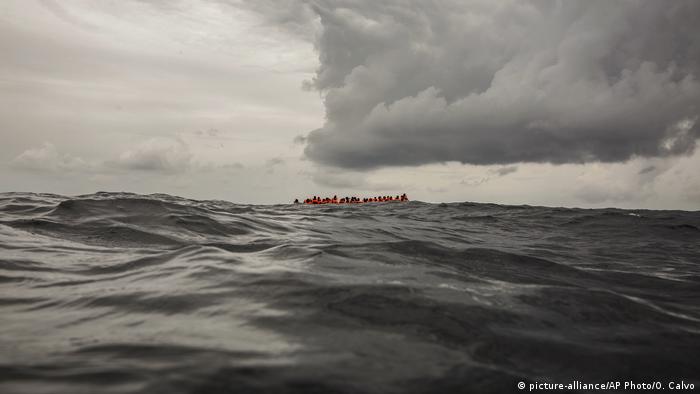Migranți libieni pe Marea Mediterană (picture-alliance/AP Photo/O. Calvo)