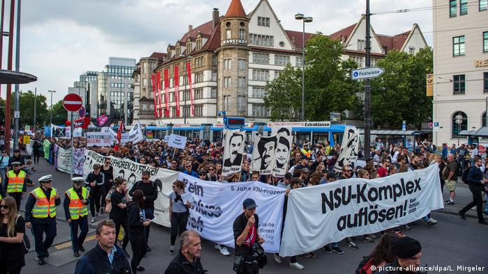 Disolver la organización NSU, piden manifestantes en Múnich, el 11 de julio de 2018