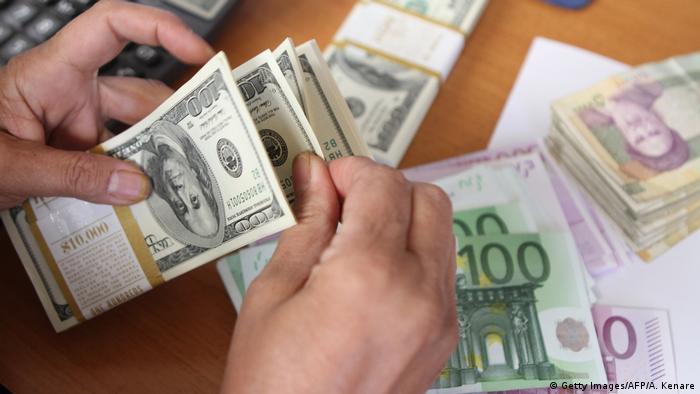 Banknotes: US dollars, euros and Iranian rials (Getty Images/AFP/A. Kenare)
