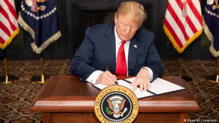 US President Donald Trump signs an EO on Iran sanctions (Shealah Craighead )