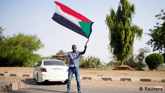 Sudan Demonstrant Flagge (Reuters)