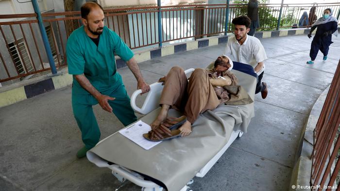 Un hombre herido es trasladado al hospital en Kabul.