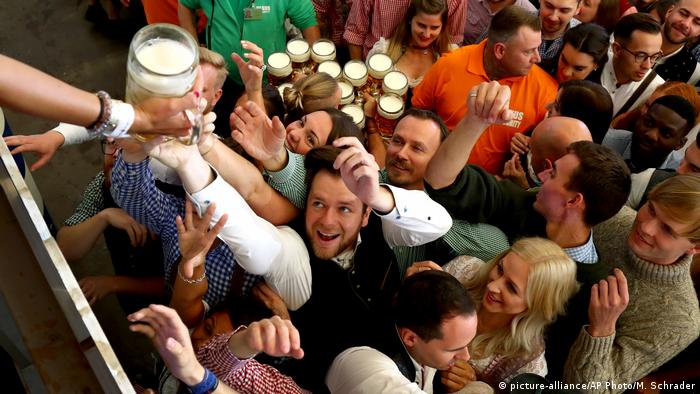 Baby Health in Winter München Oktoberfest 2019 O´zapft is (picture-alliance/AP Photo/M. Schrader)