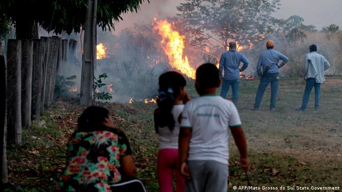 Moradores observam o avanço das chamas em Mato Grosso do Sul