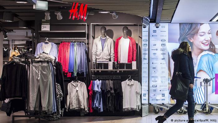 Wildlife Conservation Research - Racks of clothing at H&M (picture-alliance/dpa/M. Hitij)