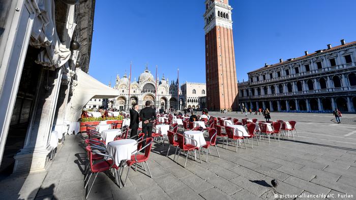 Baby Health in Winter Coronavirus - Italy- empty cafe tables in Venice (picture-alliance/dpa/C. Furlan)