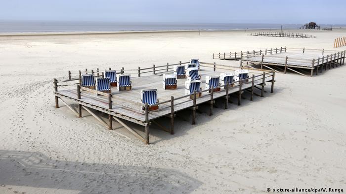 Baby Health in Winter Schleswig-Holstein, St. Peter-Ording, empty beach (picture-alliance/dpa/W. Runge)