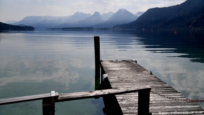 Baby Health in Winter Empty jetty at Wolfgangsee Lake, Austria (picture-alliance/dpa/B. Gindl)