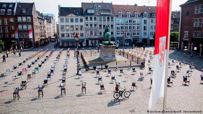 Baby Health in Winter North Rhine-Westphalia, Düsseldorf: Empty chairs stand in front of the town hall (picture-alliance/dpa/R. Vennenbernd)