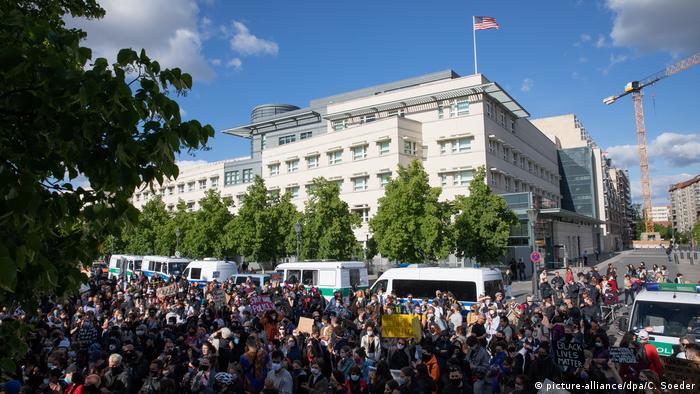Anti-racism protests at US Embassy in Berlin / Tod von George Floyd (picture-alliance/dpa/C. Soeder)