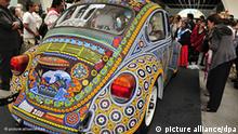 Mexiko Zwei Millionen Glasperlen zieren den VW Käfer Baujahr 1992 Flash-Galerie