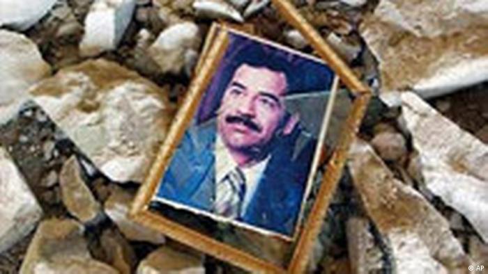 Saddam Hussein Porträt in Basra (AP)