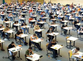 Muchos alumnos en un aula haciendo un exámen