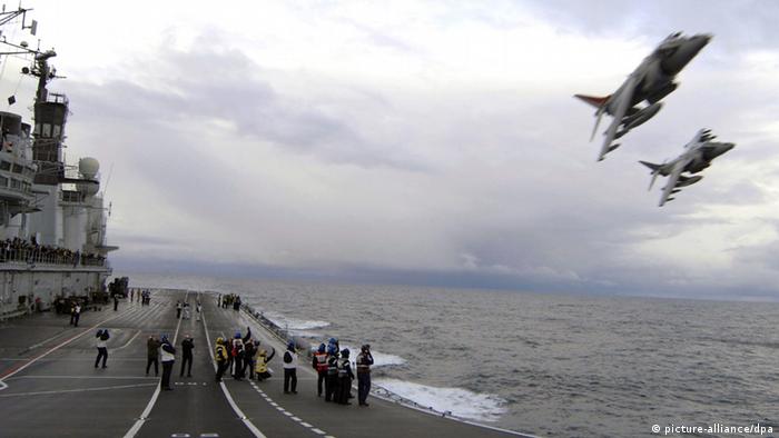 Истребители Harrier взлетают с британского авианосца