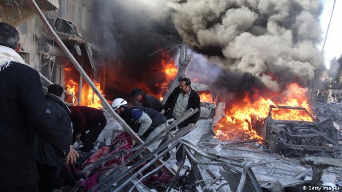 Syrische Luftwaffe bombardiert Aleppo Zivilisten sterben durch Fassbomben