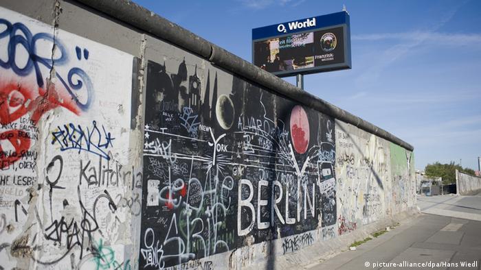 Deutschland Mauerfall Grenzöffnung Berliner Mauer mit dem Brandenburger Tor