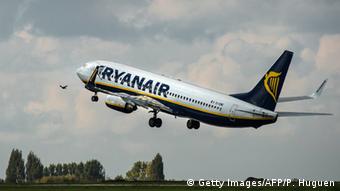 Взлетающий самолет авиакомпании Ryanair 