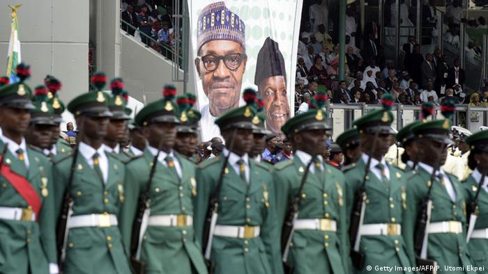 Nigeria Poster von Präsident Mohammadu Buhari vor Militär