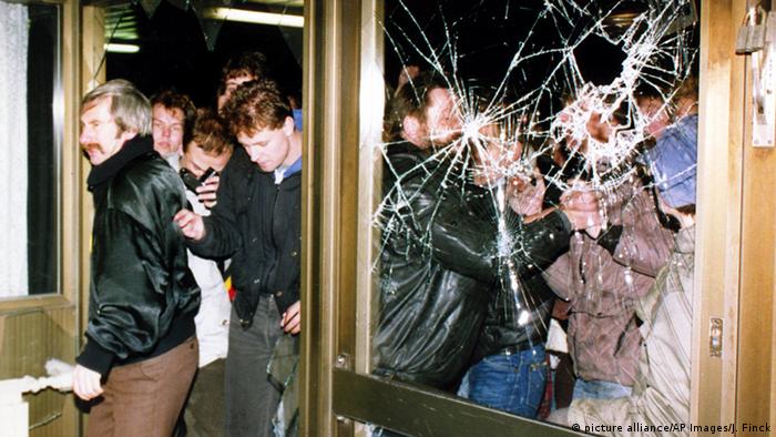 Berlin 1990 Demonstranten stürmen die Zentrale der Staatsicherheit der DDR