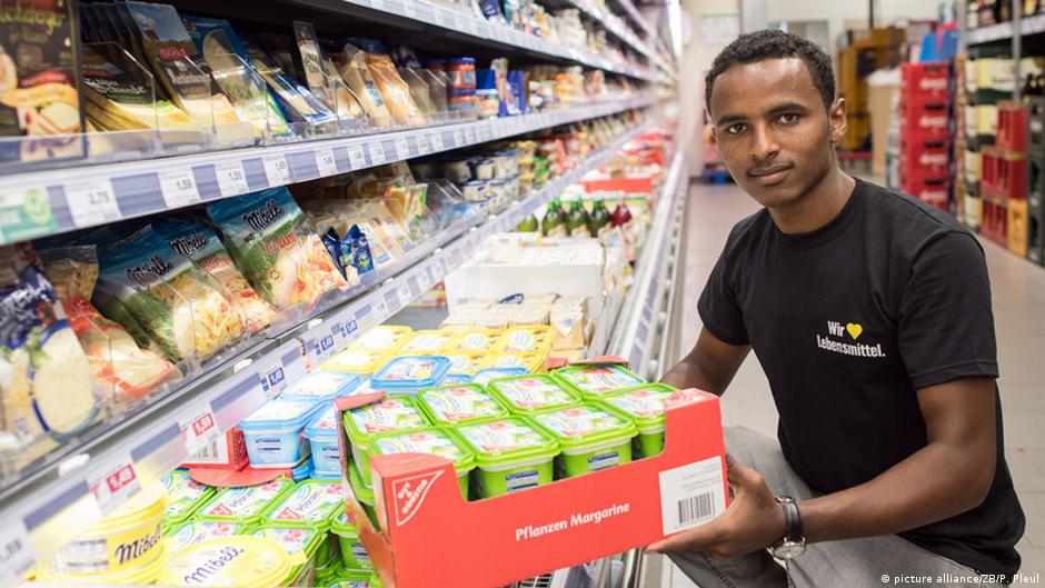 19-летний беженец из Эритреи получил место практиканта в супермаркете в маленьком городке на востоке Германии 