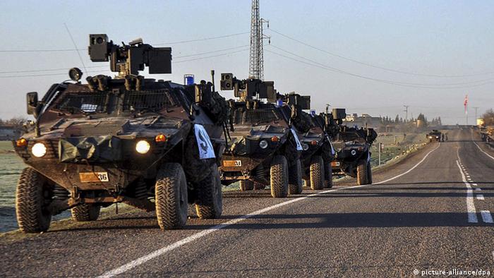 Türkische Armee-Transporter nah der Grenze zu Syrien