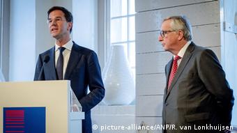 Niederlande EU Ratspräsidentschaft Mark Rutte mit Jean-Claude Juncker 