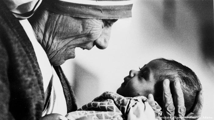Indien Mutter Teresa mit einem armlosen Baby in Kalkutta