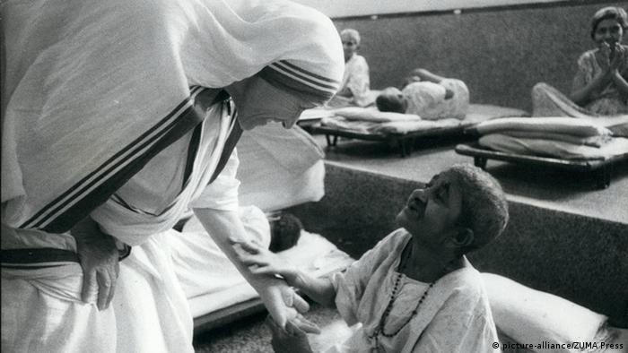 Indien Mutter Teresa mit einem kranken Kind in Kalkutta