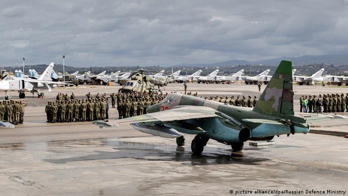 Ruski borbeni avioni na pisti vojne baze Hmeimim u Siriji