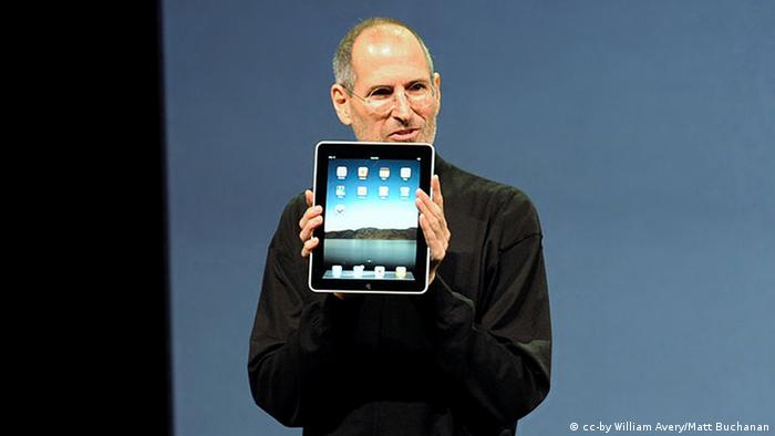 Steve Jobs mit Apple iPad ohne Logo