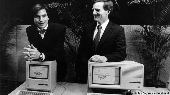 Steven P Jobs und Apple Präsident John Sculley 1984 präsentieren Lisa II Staff Computer