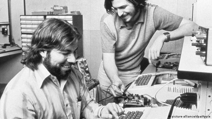 Die US-Amerikaner Steve Wozniak und Steve Jobs sitzen an einem Computer 1976