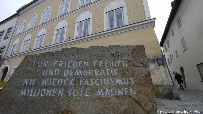 Pllaka përkujtimore me mbishkrimin: Për paqe, liri dhe demokraci, kurrë më fashizëm na kujtojnë miliona të vdekur.