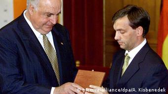18.9.2000: Kryeministri i Hungarisë Viktor Orban i dorëzon Helmut Kohlit në Parlamentin e Budapestit Medaljen e Artë të Hungarisë.