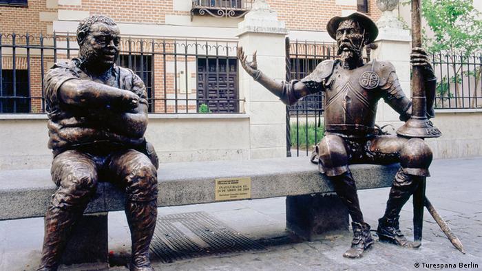 Skulptur von Don Quijote und Sancho Pansa vor dem Geburtshaus von Miguel des Cervantes in Alcalá de Henares