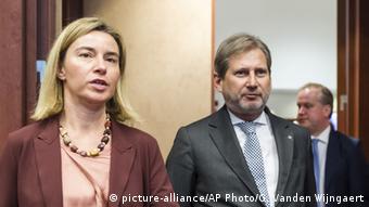 Belgien Brüssel Federica Mogherini, left, and EU Enlargement Commissioner Johannes Hahn 