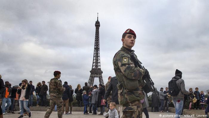 Frankreich Paris Eifelturm Soldaten