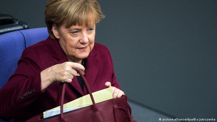 Angela Merkel mit roter Handtasche 