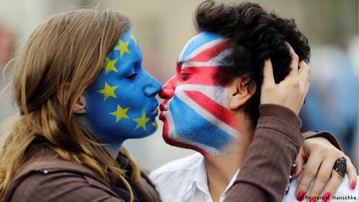 Berlin Anti-Brexit Aktion A Kiss for Europe - Ein Kuss gegen Hass