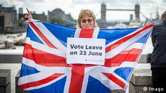 Großbritannien London Brexit Frau mit Flagge vote leave