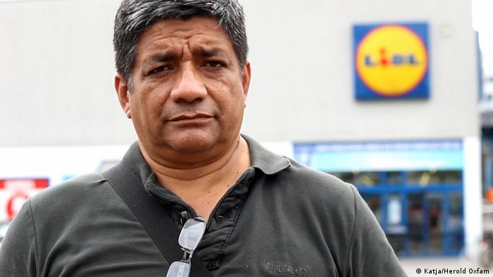 Jorge Acosta, defensor de los trabajadores bananeros de Ecuador, quiere crear conciencia de su situacíón laboral.