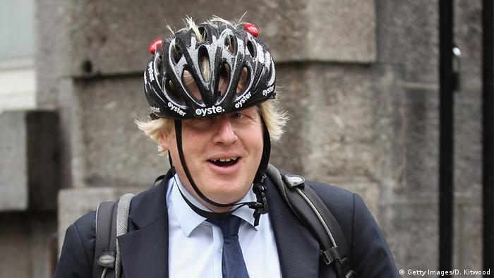 Großbritannien Boris Johnson mit Fahrradhelm