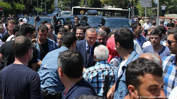 Türkei Erdogan kommt in seiner Residenz in Istambul an