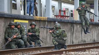 Soldados do Exército simulam ação contraterrorismo no Rio de Janeiro