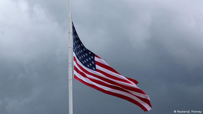 USA Flagge auf Halbmast in Baton Rouge